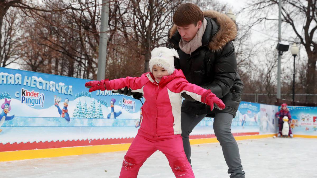 Звезды бесплатно учат москвичей зимним видам спорта