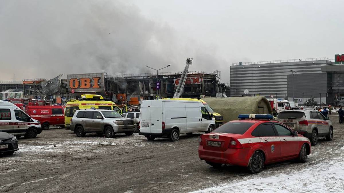 Охранник OBI погиб из-за падения на него конструкции сгоревшего здания