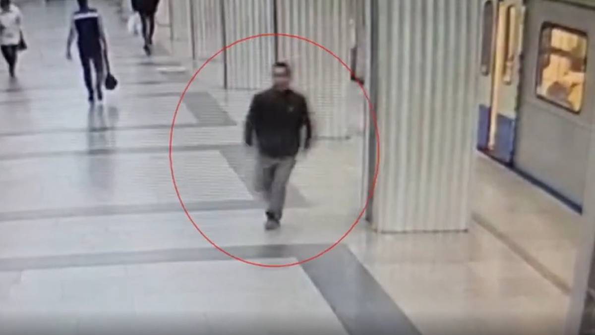 Мужчина украл у пенсионерки телефон в московском метро