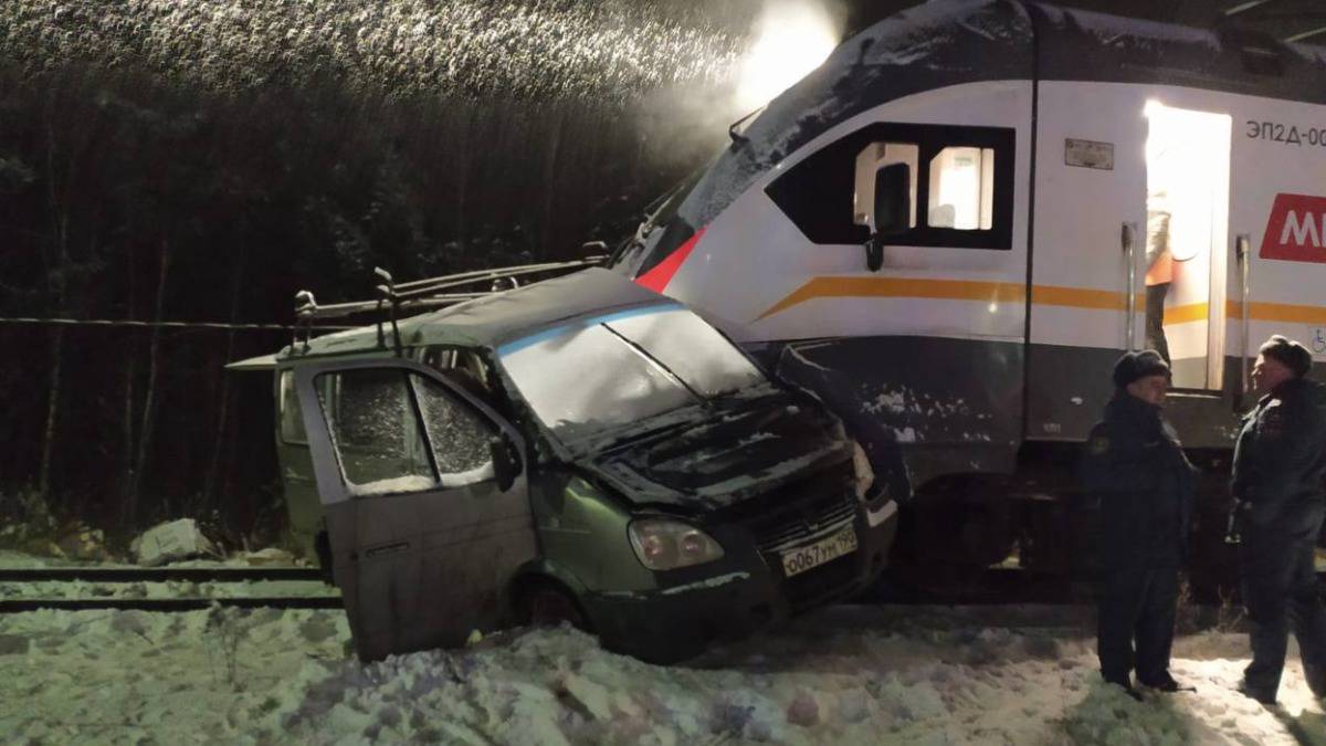 Прокуратура проверит инцидент со столкновением автомобиля и поезда в Подмосковье