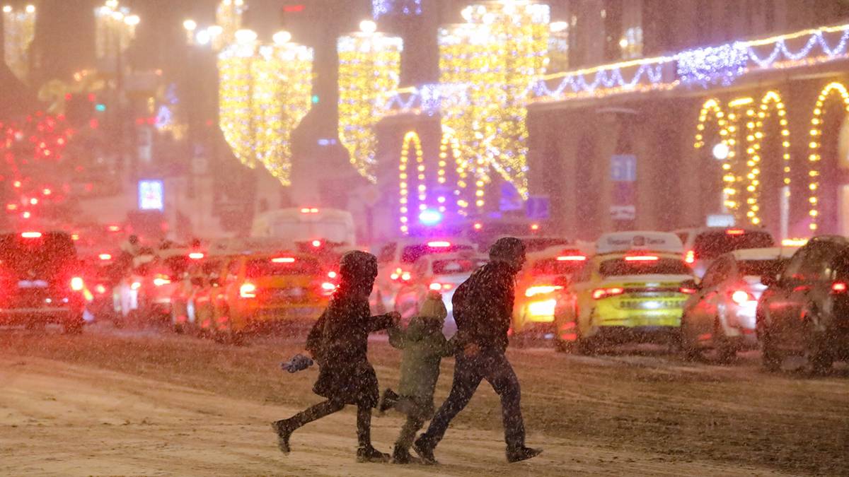 МЧС предупредило москвичей о сильном ветре и гололедице до утра среды