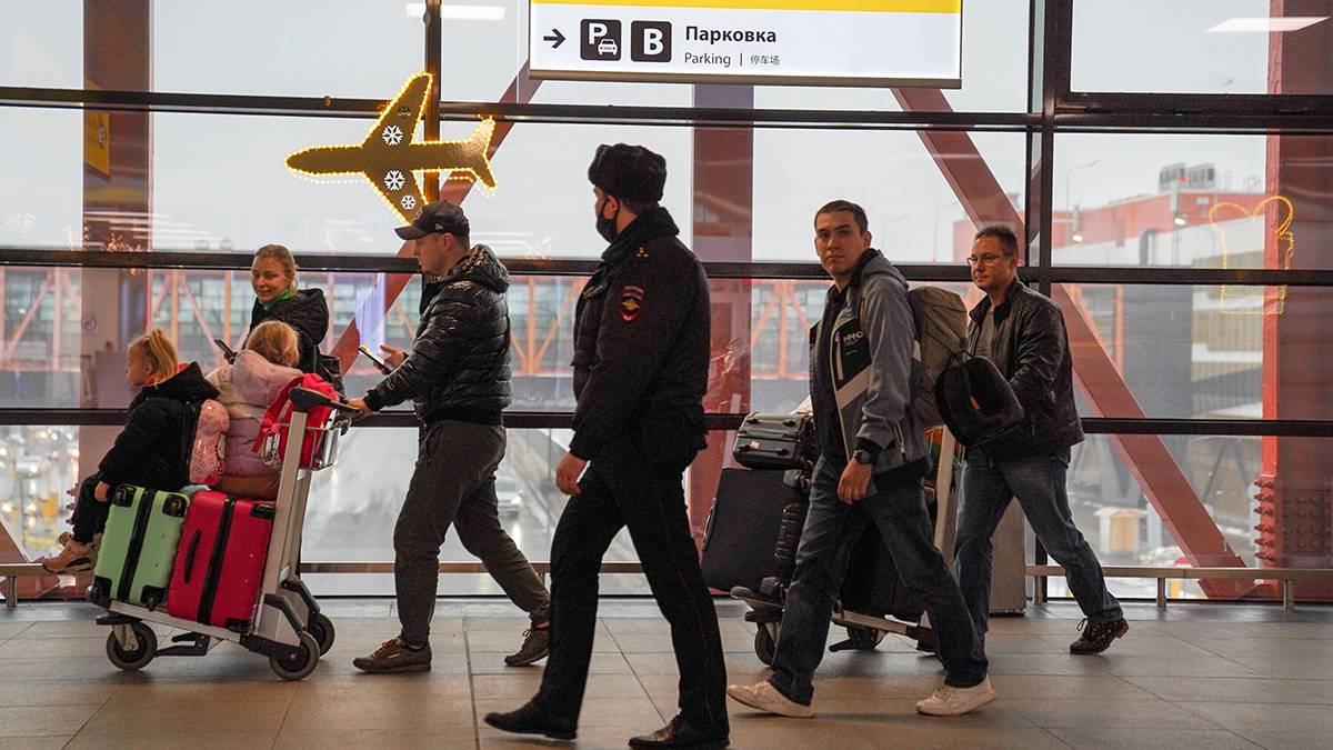 Почти 50 рейсов отменили и задержали в столичных аэропортах