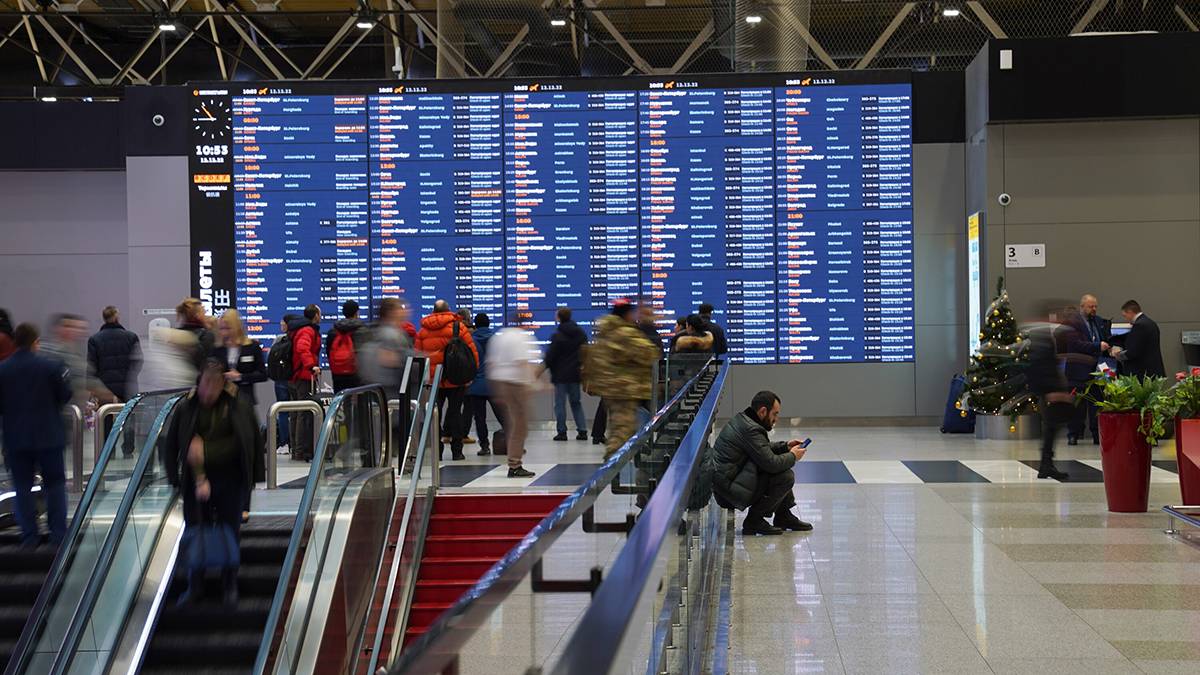 Почти 80 рейсов задержали и отменили в столичных аэропортах