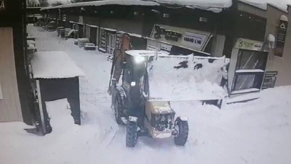 Водитель снегоуборочного трактора насмерть сбил коллегу в Подмосковье