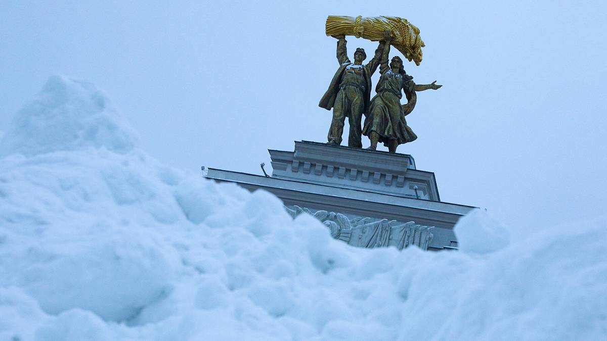 Высота сугробов в Москве достигла максимума за всю зиму