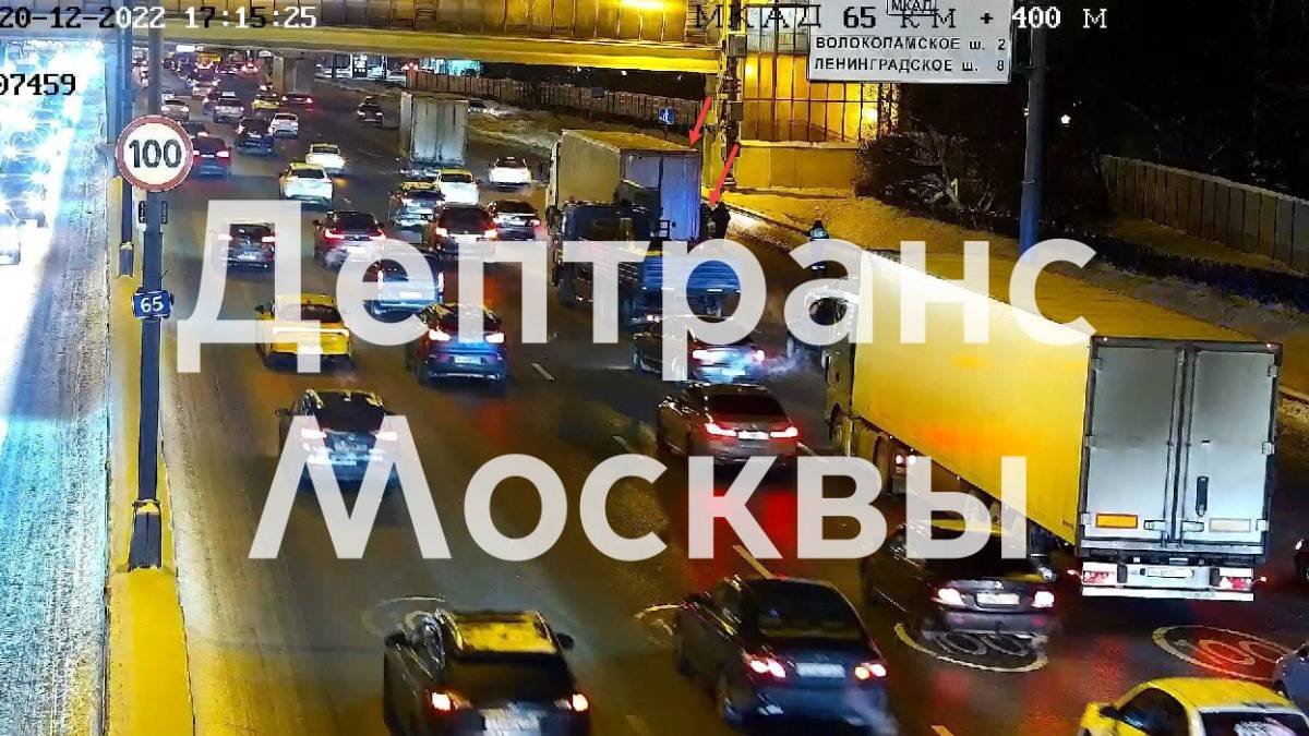 Два автомобиля столкнулись на МКАД на северо-западе Москвы