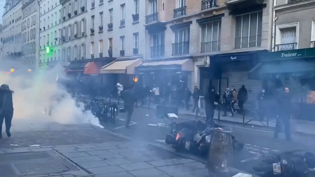 Полиция начала разгонять курдов в Париже светошумовыми гранатами
