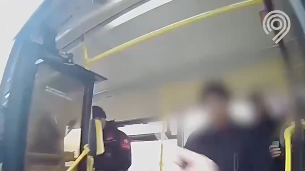 Безбилетный пассажир в Москве сломал руку контролеру и сбежал