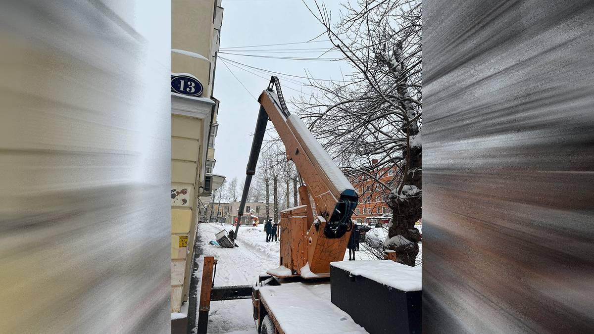 Двое рабочих погибли во время очистки крыши от снега в Подмосковье