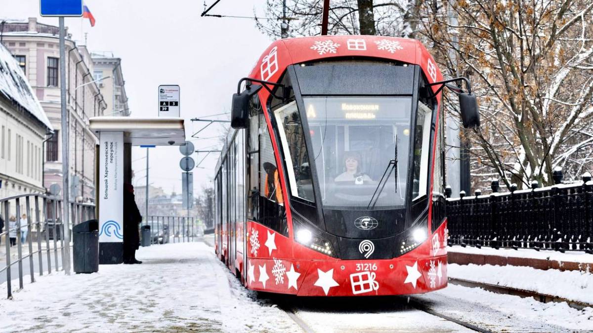 Новогодний трамвай по маршруту «А» запустили в центре Москвы