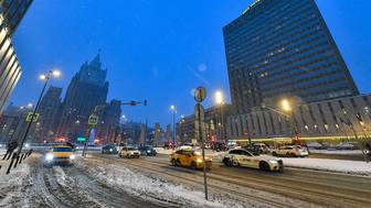 Мужчина в Москве оставил двухлетнего сына спать в ватрушке на улице и ушел есть