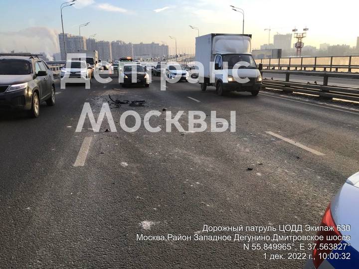Автомобиль врезался в отбойники на севере Москвы