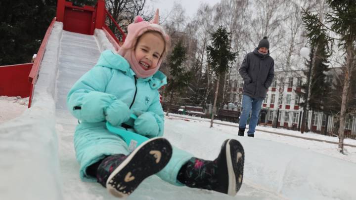 Варечка Михайлова катается с горки в поселении Московский, что в ТиНАО
