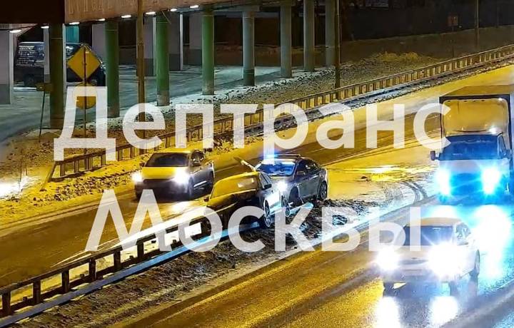 Водитель въехал в металлическое ограждение на внешней стороне МКАД