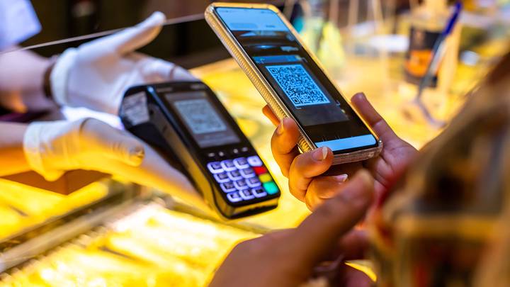 В 2023 году россияне смогут «оплачивать» покупки QR-кодами. Что это такое и как работает