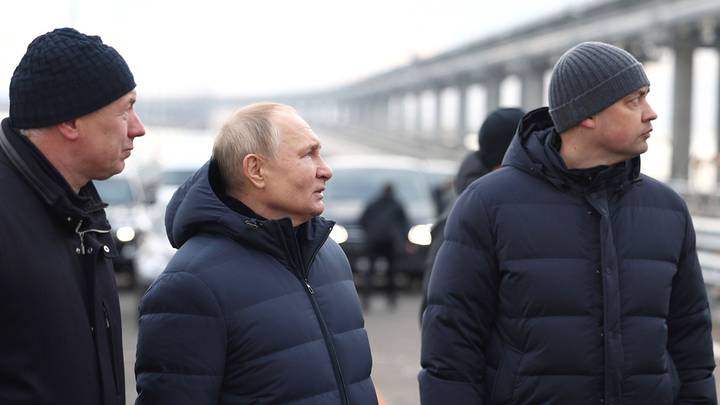 Путин поручил сократить сроки запуска железнодорожной части Крымского моста