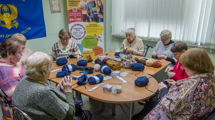 Участники, преподаватели и сотрудники проекта «Московское долголетие» вяжут теплые вещи для мобилизованных горожан