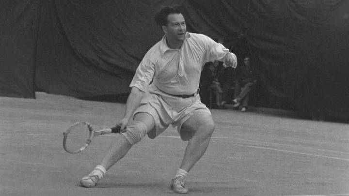 Первая летняя Спартакиада народов СССР. На корте — неоднократный чемпион СССР по теннису в одиночном и парном разрядах Николай Озеров, 1956 года 