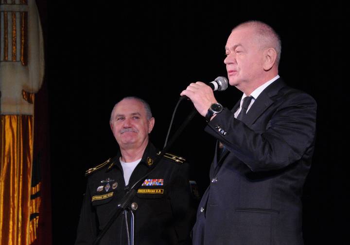 Главный редактор газеты «Вечерняя Москва» Александр Куприянов (справа) и начальник Севастопольского Дома офицеров, капитан I ранга Владимир Пискайкин (слева) перед началом Общефлотского урока истории «По следам газеты «Вечерняя Москва» 