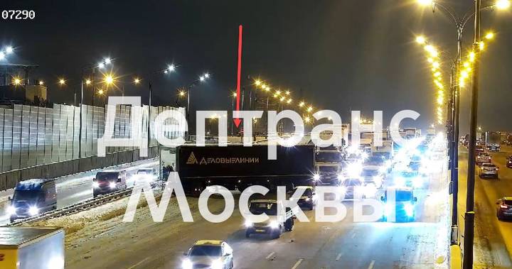 Грузовик въехал в ограждение на внутренней стороне 41-го километра МКАД