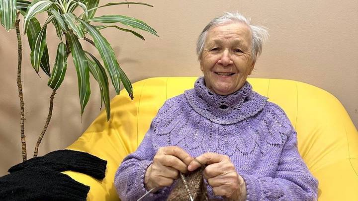 Мастерицы из «Московского долголетия» вяжут теплые вещи для мобилизованных