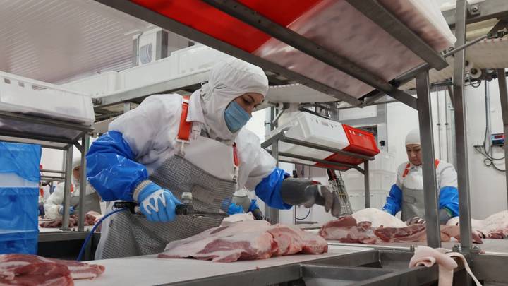 Сотрудники комбината во время обработки мяса