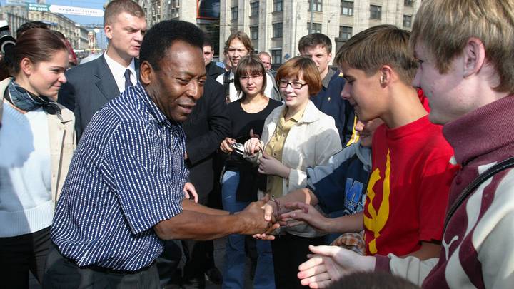 Пеле встретился со своими поклонниками во время визита в Москву (2003 год) / Фото: Виталий Белоусов / ТАСС Пеле встретился со своими поклонниками во время визита в Москву (2003 год) / Фото: Виталий Белоусов / ТАСС