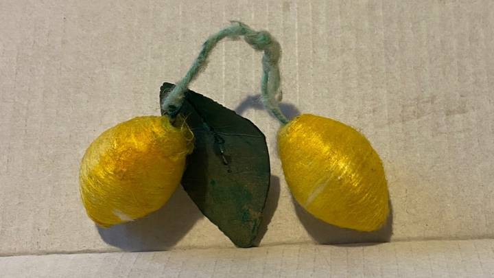Елочная игрушка в виде лимона, которую Надежда Дробышева смастерила из ниток и ваты вместе со своими братьями и сестрами в 1941 году 