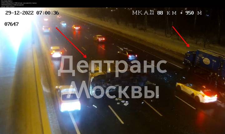 Грузовик перевернулся после ДТП на 88-м километре МКАД