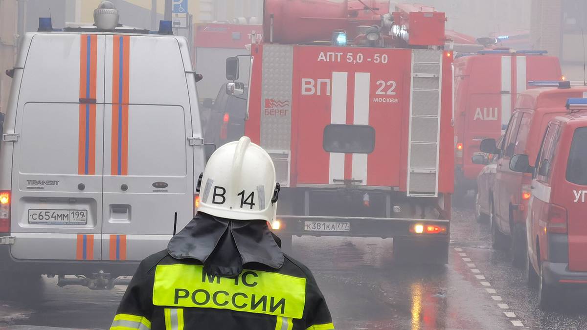 Более 200 человек эвакуировали из-за пожара в кафе на Новоорловской улице