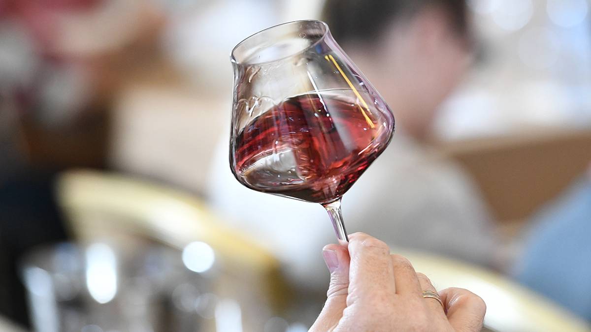 Кардиологи развеяли миф о пользе красного вина для сосудов