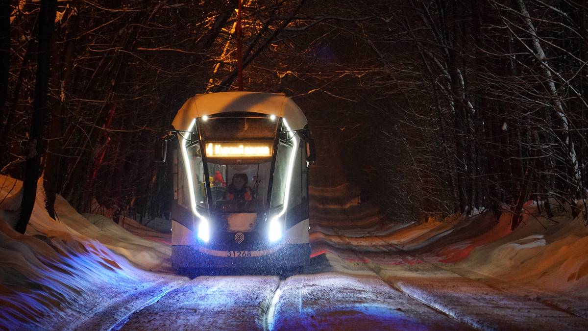 Трамваи трех маршрутов задерживаются на Симферопольском бульваре по техническим причинам