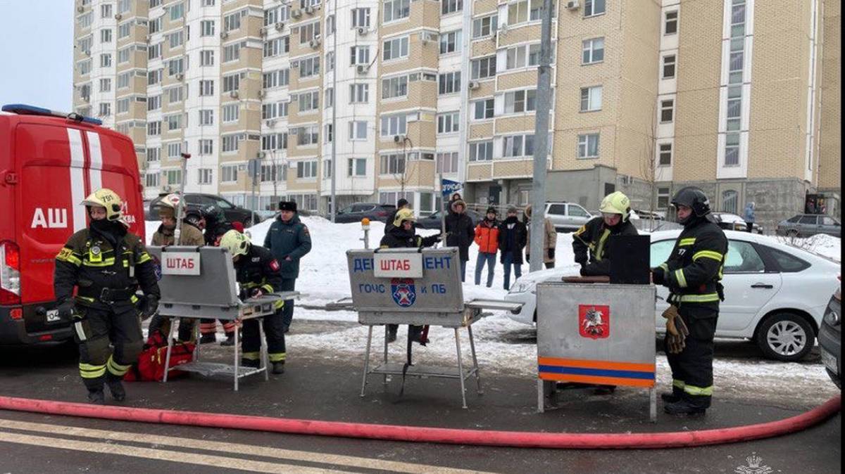 Появились новые кадры с места пожара на улице Бориса Пастернака