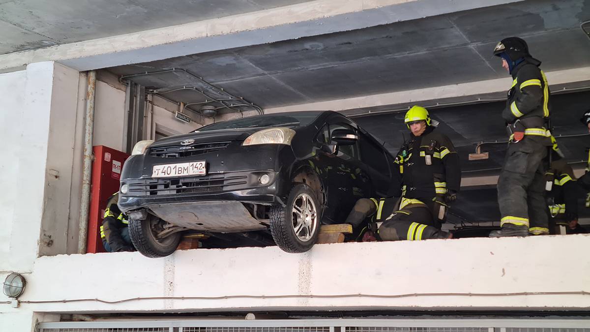 Автомобиль пробил ограждения и чуть не вылетел с многоуровневой парковки на юго-востоке Москвы