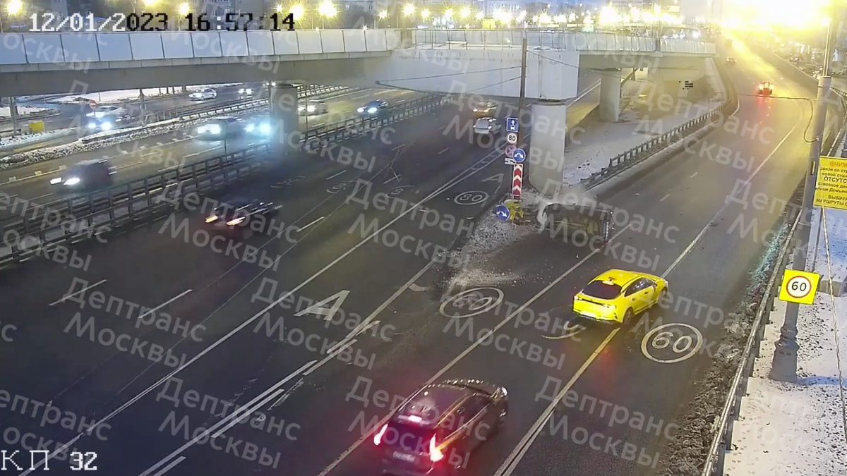 Автомобиль перевернулся в результате ДТП на северо-западе Москвы