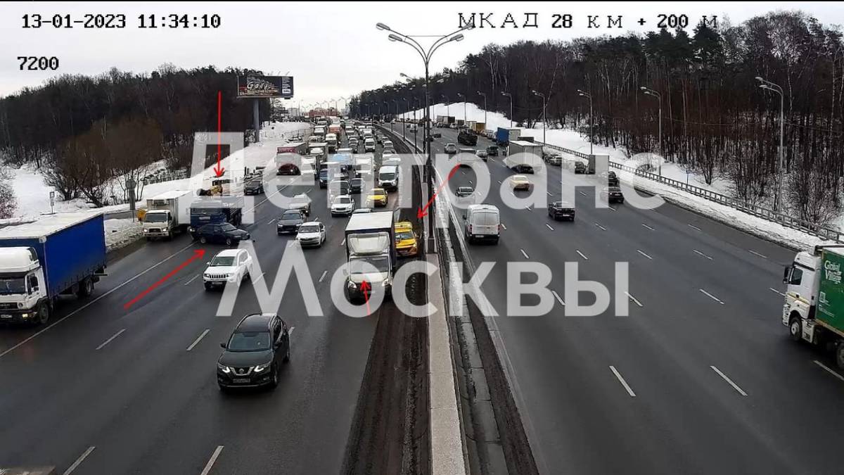 Четыре автомобиля столкнулись на МКАД на юге Москвы