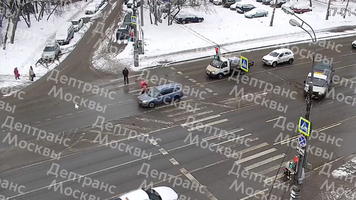 Автомобиль сбил курьера на велосипеде на юге Москвы