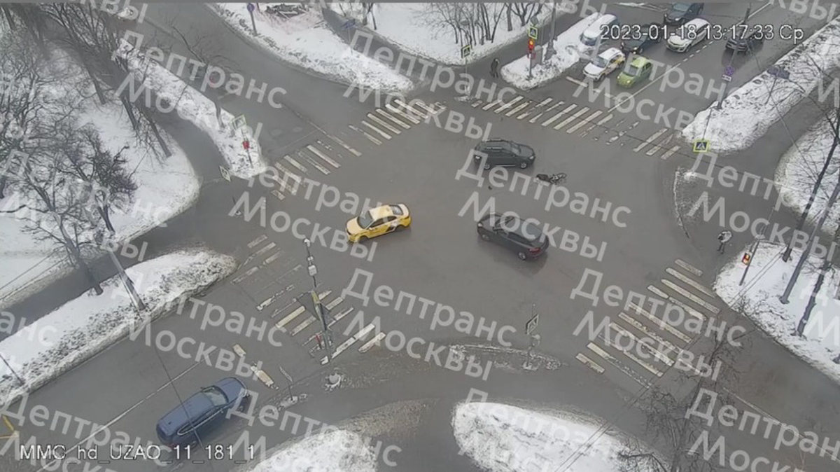 Автомобиль сбил велосипедиста на юго-западе Москвы. Видео