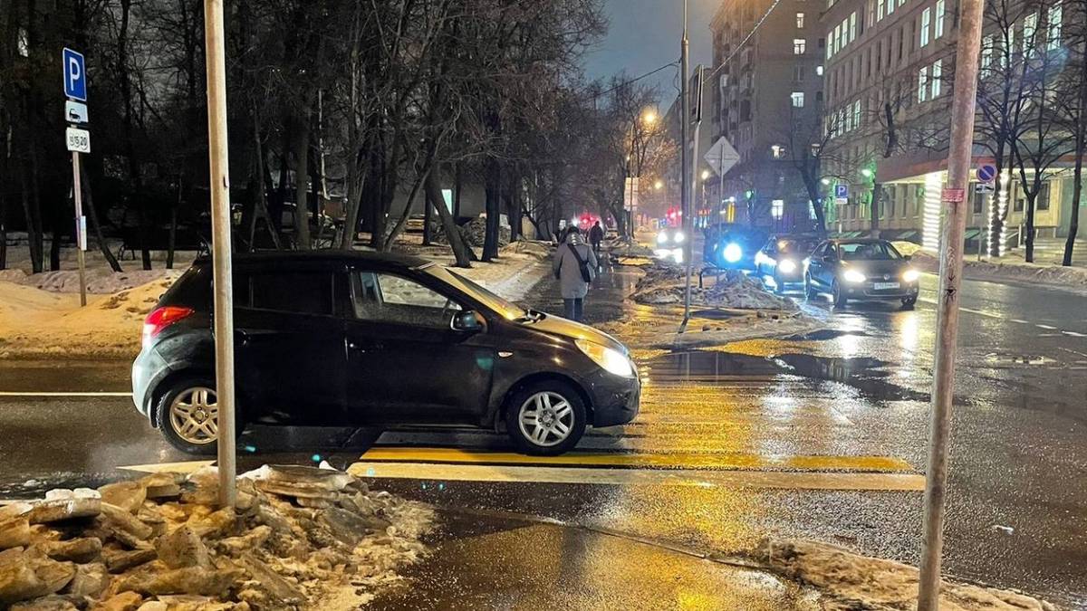 Автомобиль сбил подростка на пешеходном переходе на востоке столицы