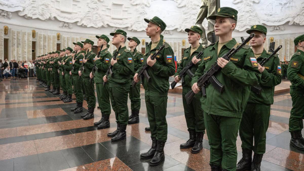 Около 130 новобранцев Преображенского полка приняли присягу в Музее Победы