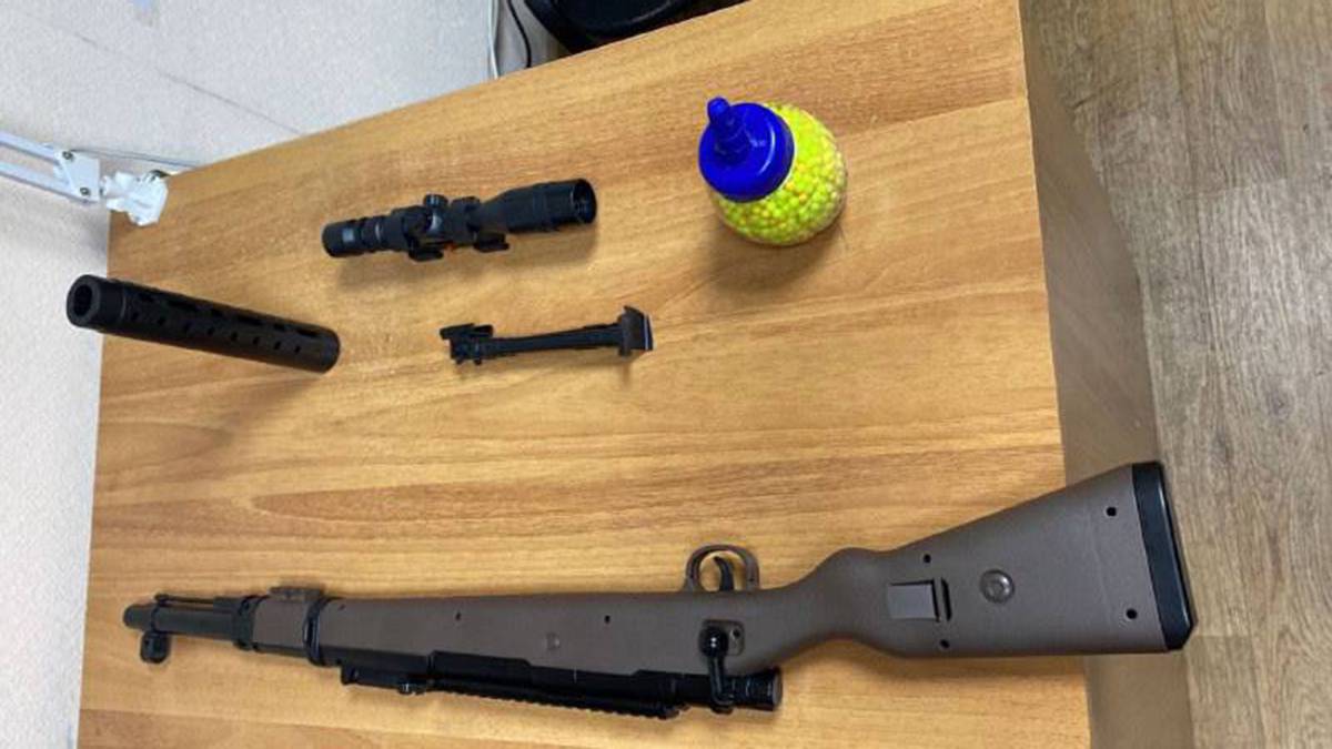 Вооруженный мужчина на улицах Железногорска оказался 19-летней девушкой с игрушкой