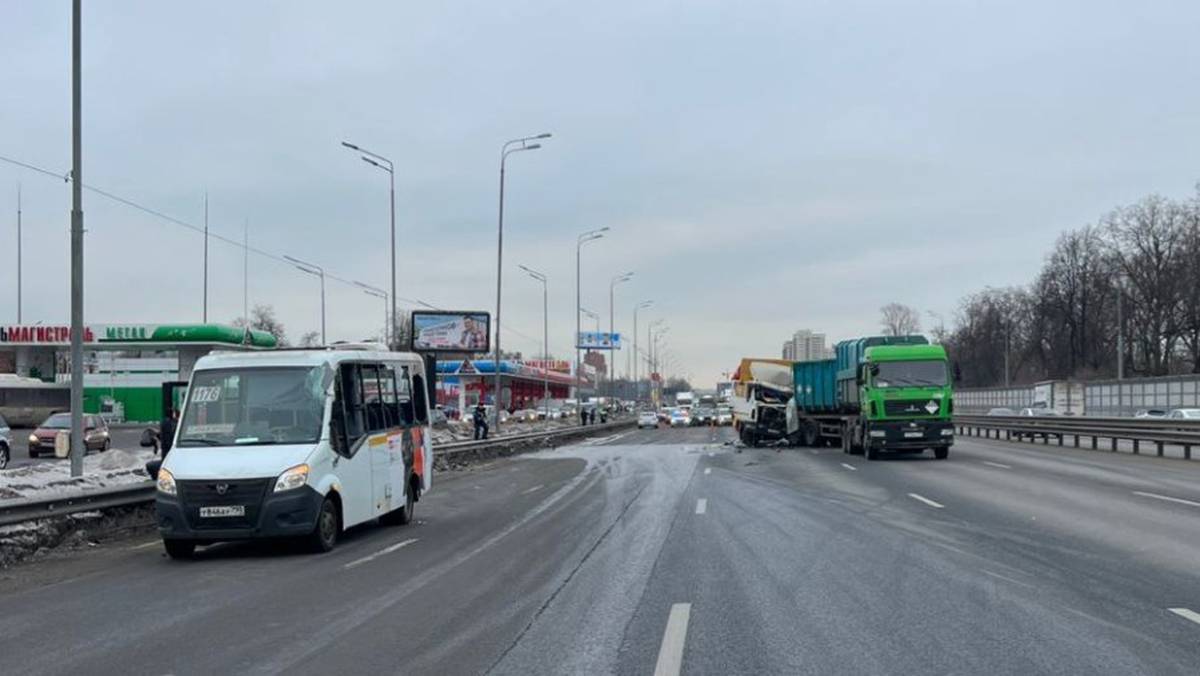 Три человека пострадали в ДТП с участием маршрутки и двух грузовиков в Подмосковье