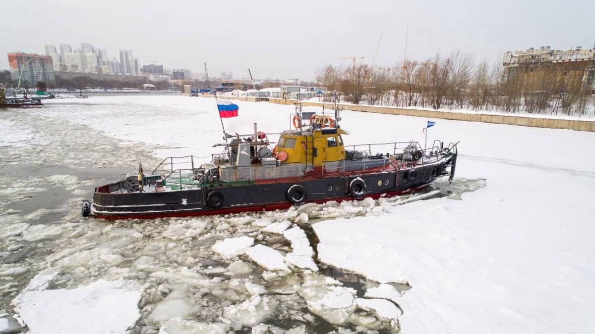 Москвичам рассказали, как проходит зимнее дежурство городских ледоколов