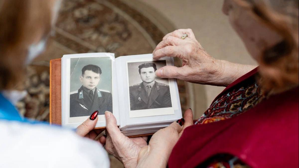 Ретротерапия против деменции: людям старшего поколения помогают сохранить память