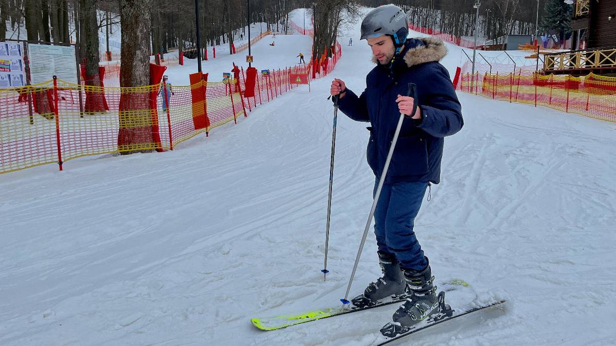 «На палки не надейся!»: как научиться кататься на горных лыжах в Москве