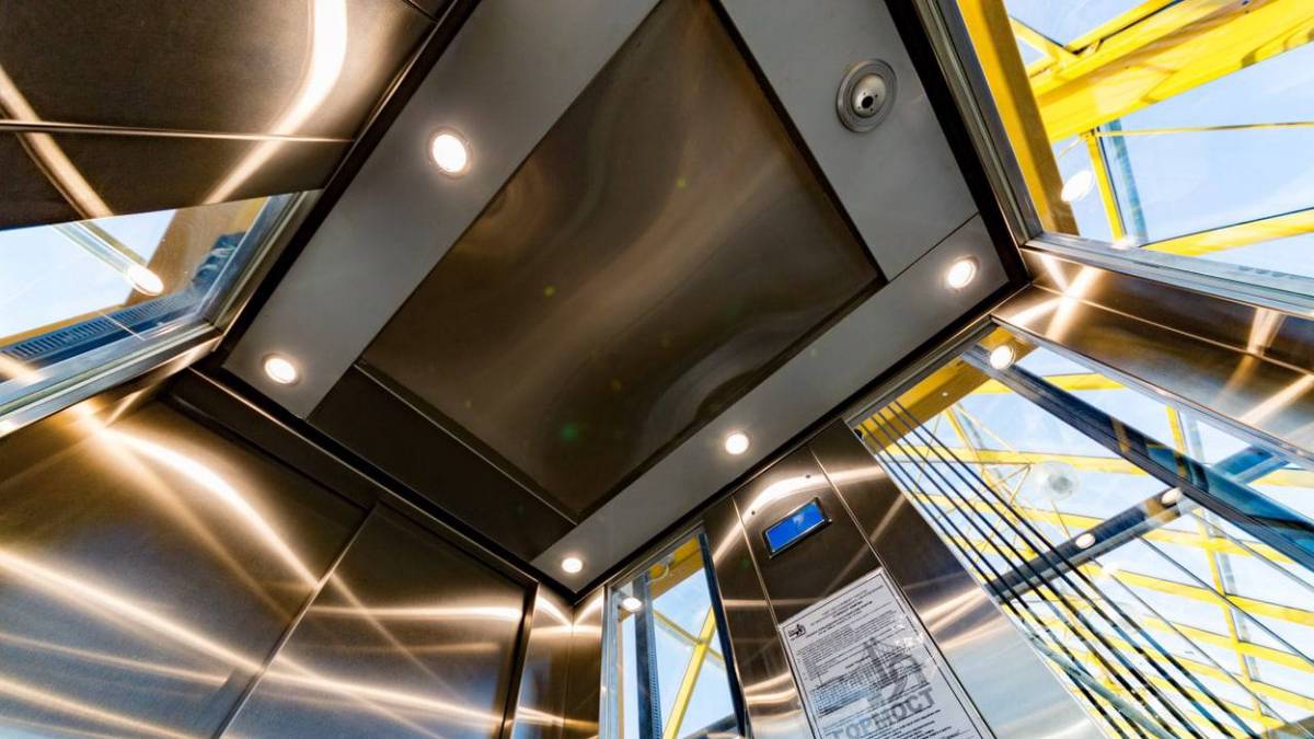 Шесть лифтов для маломобильных москвичей установили в надземных переходах в 2022 году