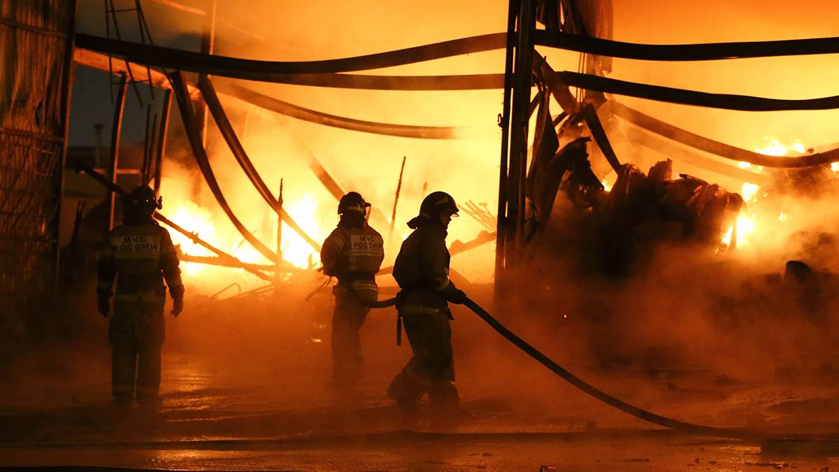 Два человека погибли при пожаре в торговом центре в Лобне