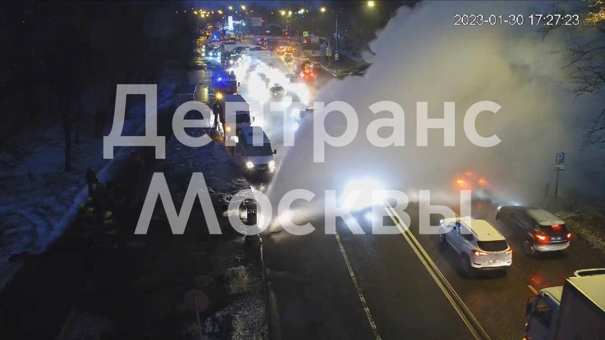 Трубу горячего водоснабжения прорвало на востоке Москвы