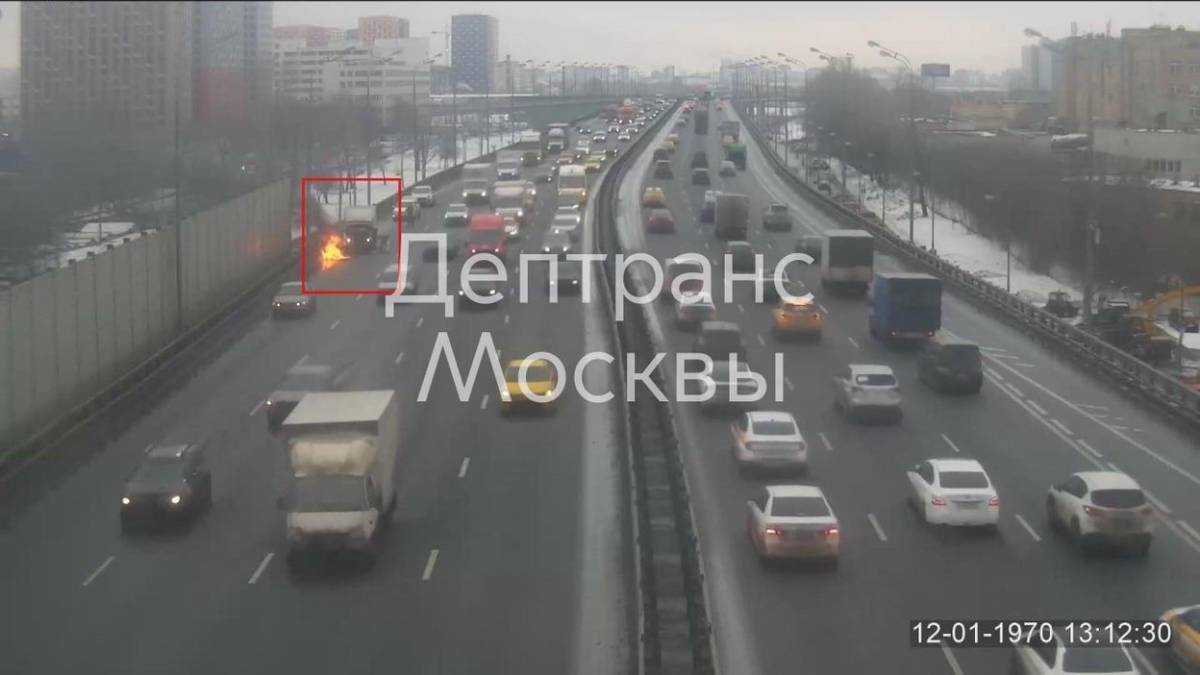 Грузовик загорелся на ТТК на юго-востоке Москвы