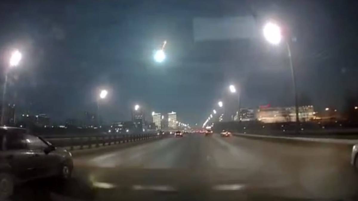Появилось видео с летящим над Красноярском метеором 